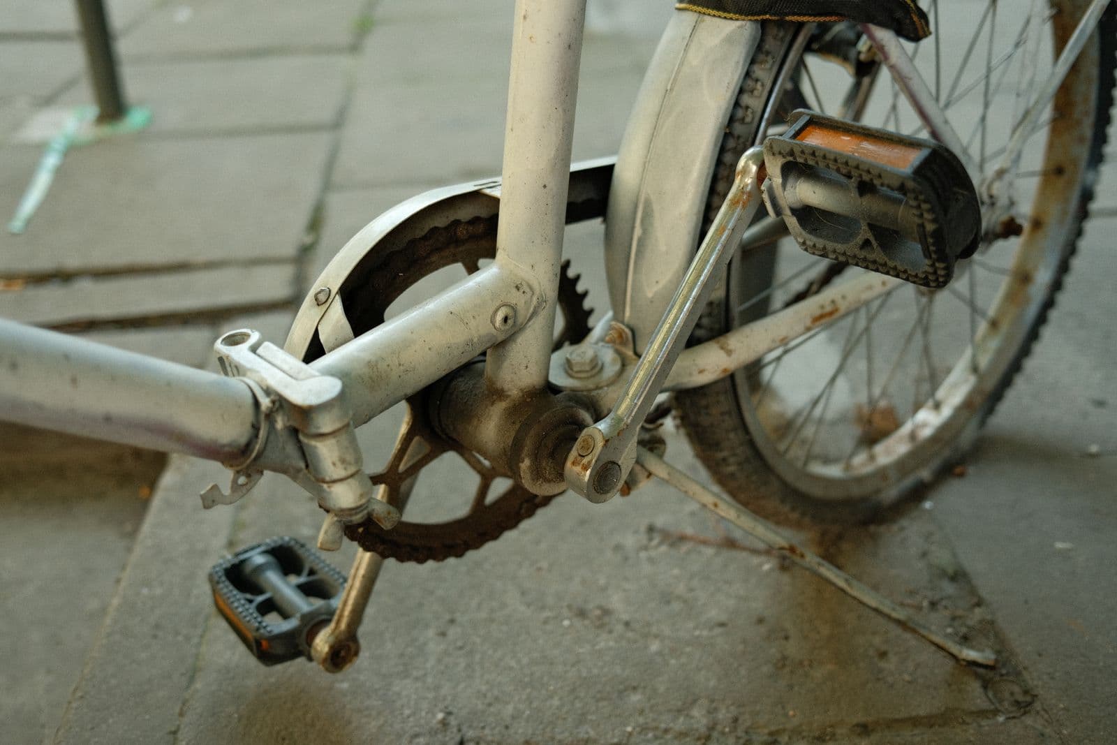A rusty vintage crankset and chain guard before restoration